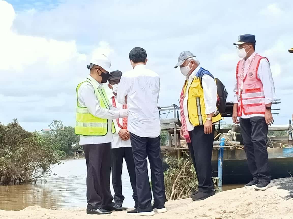 Jokowi Tinjau Pembangunan Tanggul Pengendali Banjir di Kampung Ladang Sintang
