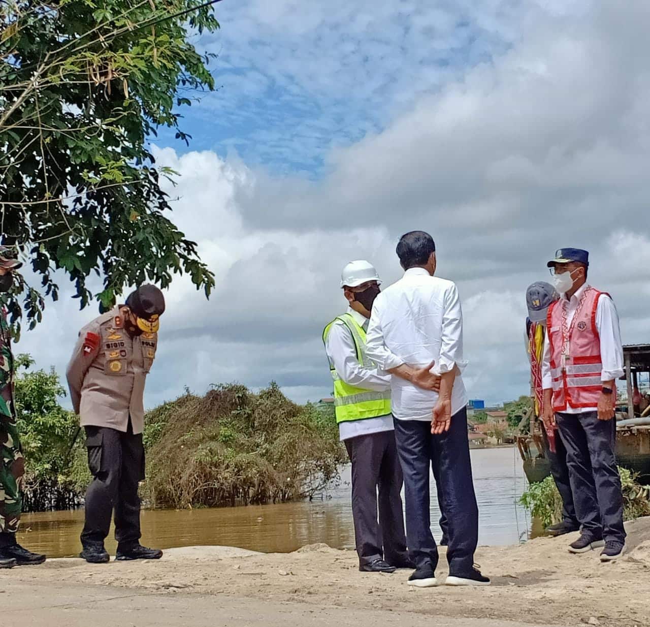 Jokowi: Tanggul Pengendali Solusi Banjir Jangka Pendek