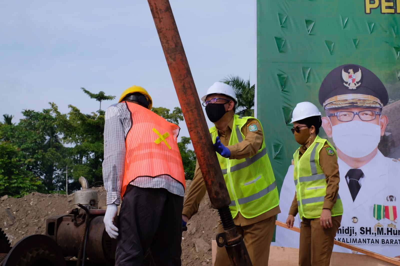 Midji - Tjhai Chui Mie dan Irwan Pancang Tiang Pertama Masjid Agung Singkawang