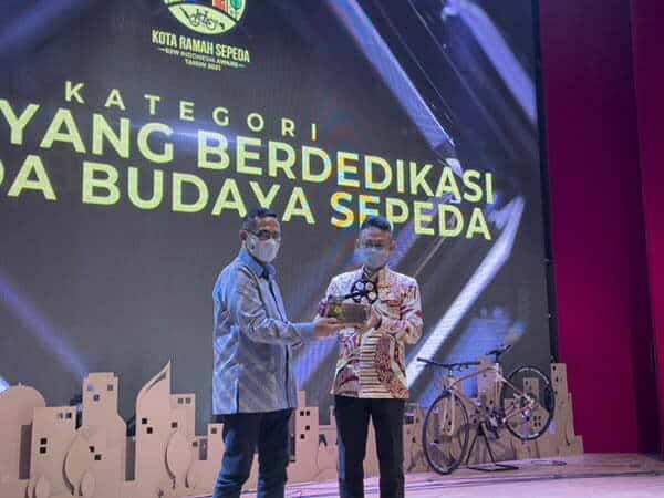 Komitmen Wujudkan Pontianak Kota Ramah Sepeda, Wako Edi Kamtono Terima B2W Award