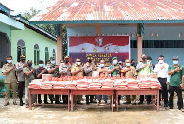 Peduli Sosial, Pamor Persada 2000 Bagikan Bansos untuk Korban Banjir Sekadau
