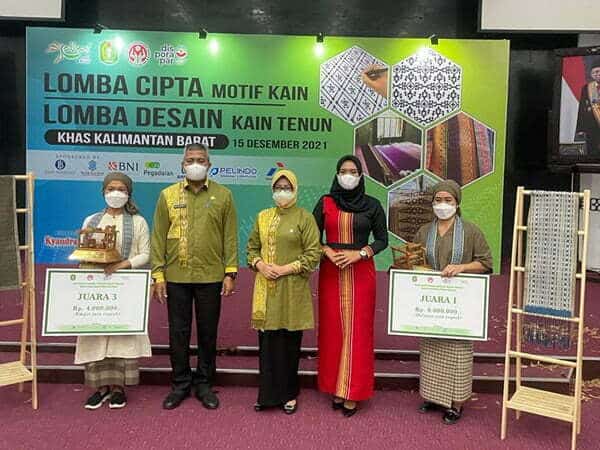 Pengrajin Binaan Dekranasda Kapuas Hulu Borong Juara Lomba Desain Kain Tenun Khas Kalbar