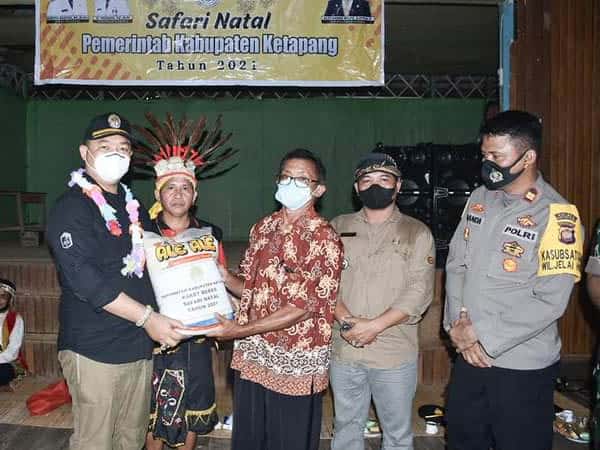 Safari Natal: Sekda Ketapang Salurkan Bantuan dan Tinjau Pelaksanaan Vaksinasi di Dua Kecamatan
