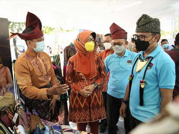 Tenun Corak Insang Pikat Pengunjung APEKSI Outlook di Denpasar