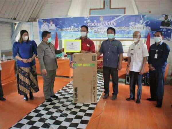 Wabup Subandrio Pimpin Safari Natal Pemkab Sekadau di Belitang Hulu