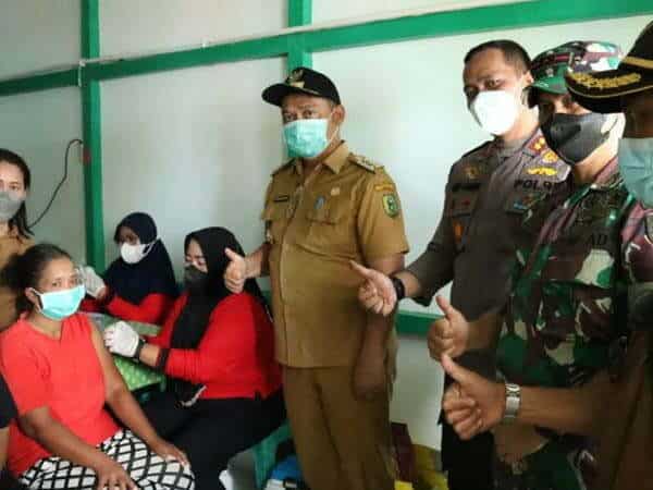 Bupati Darwis Minta Warganya Tak Pilih-pilih Jenis Vaksin