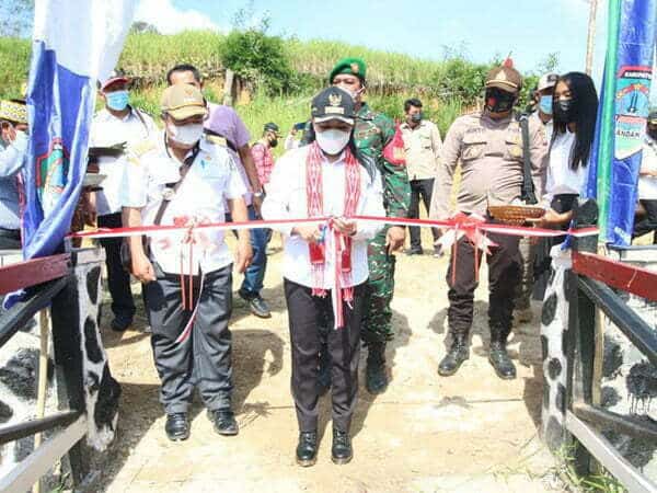 Bupati Karolin Resmikan Jembatan Gantung Terpanjang di Landak