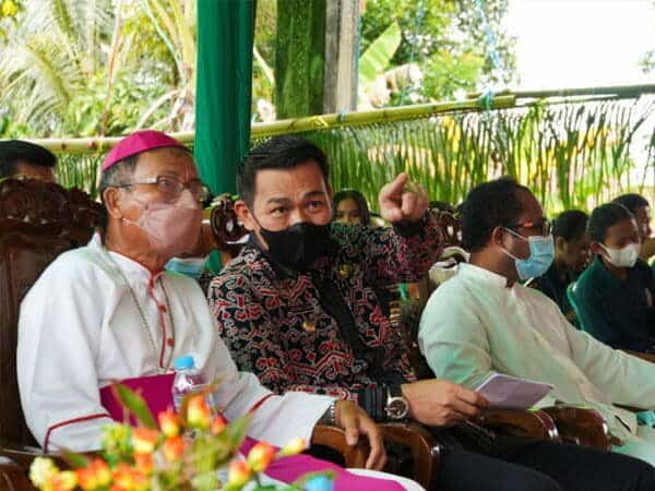 Bupati Sis Bahagia Bisa Rayakan Natal Bersama Uskup Sintang dan Umat Katolik di Mentebah