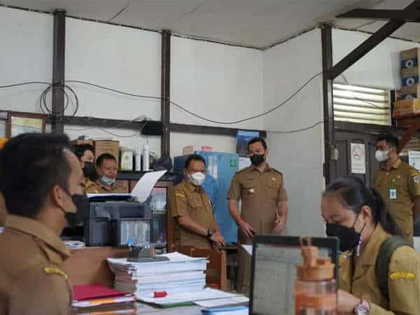 Bupati Sis Sidak Kedisiplinan OPD Kapuas Hulu di Hari Pertama Kerja 2022