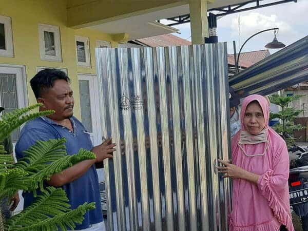 Dian Eka Muchairi Bantu Korban Puting Beliung, Khadijah: Alhamdulillah Tak Kehujanan Lagi