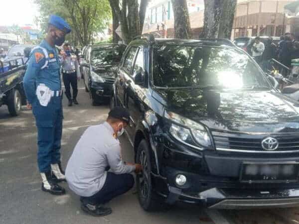 Dishub Pontianak Kempiskan Ban Mobil yang Parkir Sembarangan