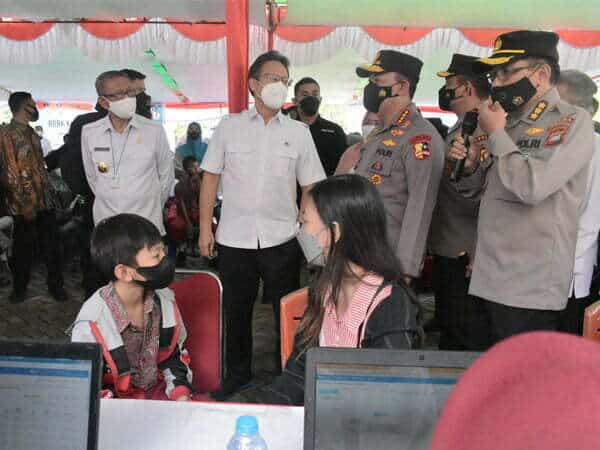 Kunjungi Kalbar Bersama Menkes, Kapolri Tekankan Disiplin Prokes Hingga Vaksinasi Booster
