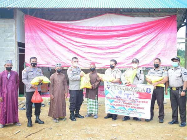 Polres Sekadau Dampingi Penyaluran Sembako Dalam Peringatan HUT Satpam