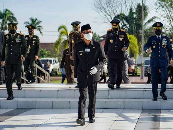 Komitmen Bangun Infrastruktur Secara Konsekuen, Sutarmidji Dianugerahi Public Leader Award 2022