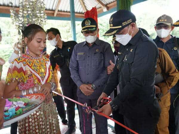 Wabup Wahyudi Resmikan Penggunaan Solar Home System di Dusun Jaung Dua
