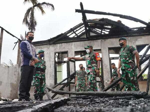Bupati Fransiskus Diaan Serahkan Bantuan Kebakaran untuk Batalyon Raider Khusus 644/Walet Sakti