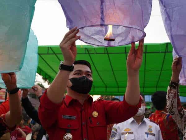 Bupati Fransiskus Diaan Tutup Turnamen Volly Semarak Imlek di Silat Hilir