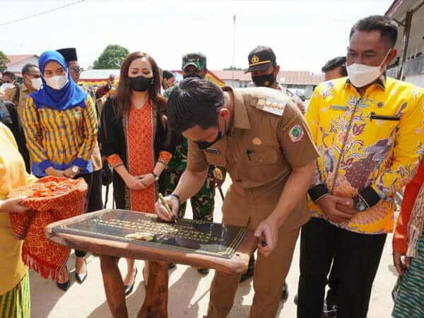 Bupati Fransiskus Diaan Resmikan Gedung Pusat Promosi Kerajinan Kapuas Hulu