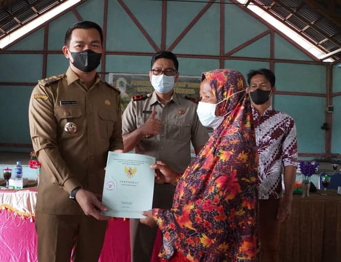 Bagikan 594 Sertifikat Tanah untuk Warga Kapuas Hulu, Fransiskus Diaan: Simpanlah Baik-baik