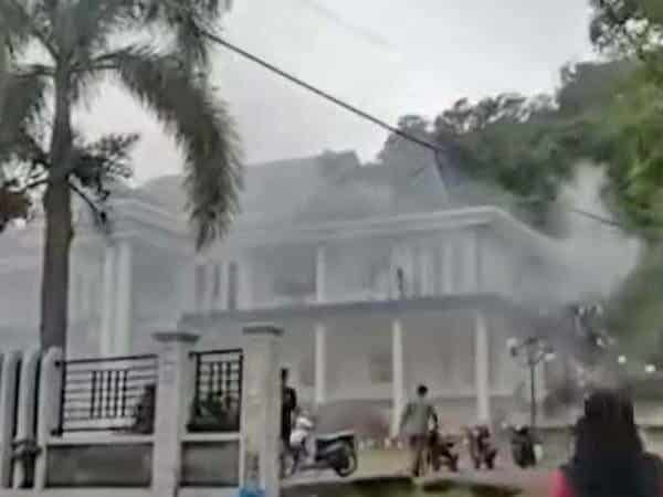 Kantor Bupati Kayong Utara Terbakar