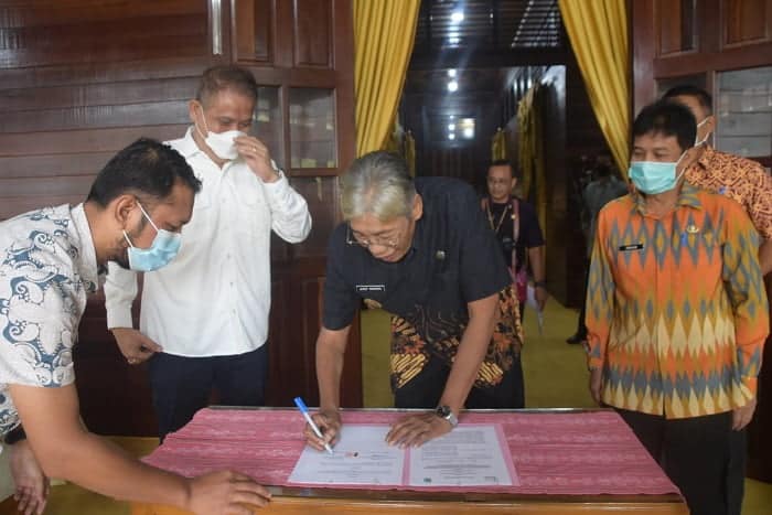 Pemkab Sintang Tandatangani MoU dengan Kejari, Jarot Winarno: Ini Hendaknya Jadi Atensi OPD