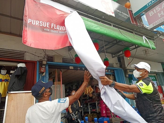 TPPD Pontianak Copot 55 Reklame Ilegal dan Belum Bayar Pajak, Paling Banyak Iklan Rokok