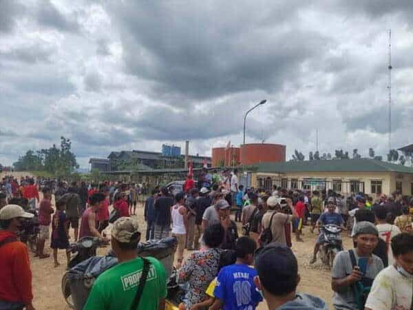 Ratusan Massa Geruduk PT USP Jelai Hulu Ketapang Buntut Seorang Warga Ditangkap