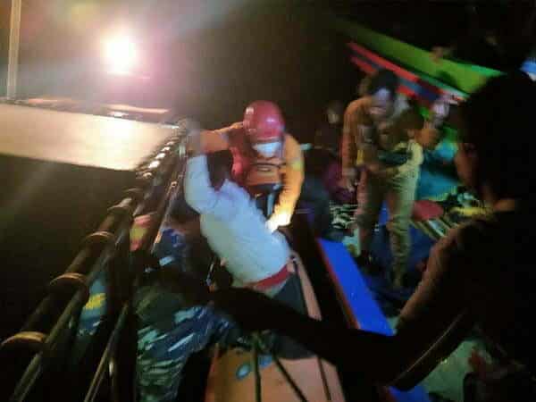 Mesin Mati, Kapal Nelayan dengan 14 Penumpang Terombang-ambing di Perairan Ketapang