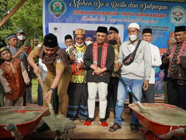 Wabup Wahyudi Hidayat dan Ustadz Yusuf Mansur Groundbreaking Masjid Baitul Quran Sibau Hulu
