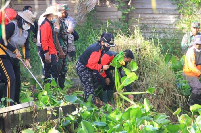 Full Team Bersihkan Aliran Sungai Kaliasin, Tjhai Chui Mie: Supaya Tidak Ada Lagi Bencana Banjir