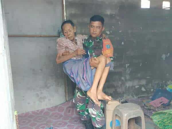 Aksi Heroik Babinsa Bantu Nenek Ruminah yang Hidup Sebatang Kara di Rumah Penuh Sampah