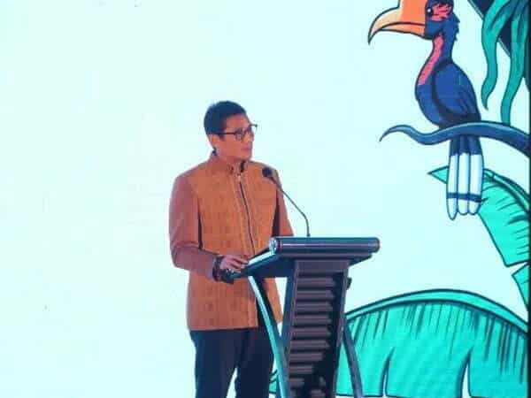 Bangga Kenakan Pakaian dari Kain Tenun Sidan Kapuas Hulu, Sandiaga Uno: Khas dan Mewah