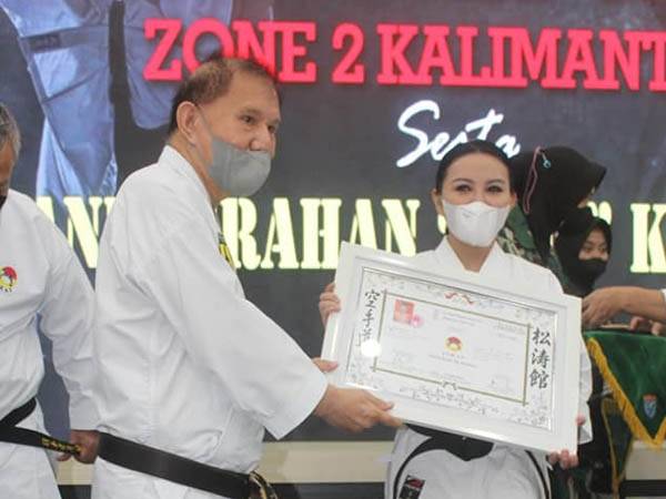 Terima Sabuk Hitam DAN Kehormatan INKAI, Karolin Margret Natasa: Ini Tantangan Bagi Saya