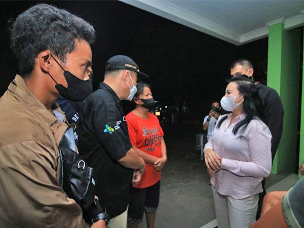 Besuk Korban Pembacokan di Landak, Bupati Karolin Margret Natasa: Pelaku Sangat Biadab