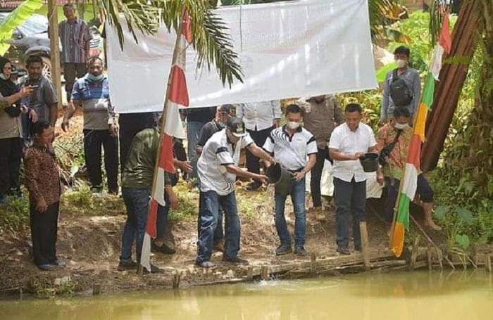Jarot Winarno Tebar 2.000 Bibit Ikan di Kolam Warga Binaan KTNA Kabupaten Sintang
