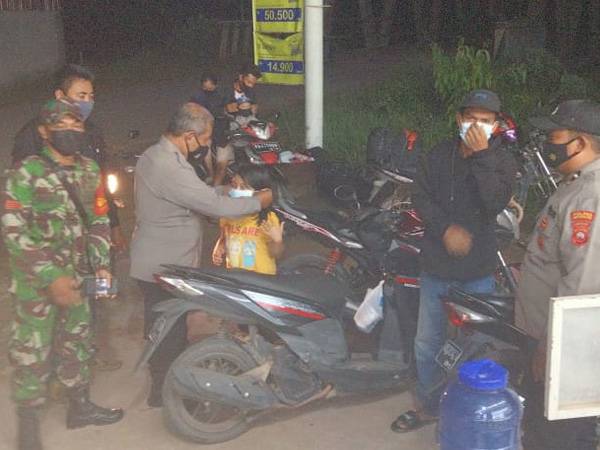 Disiplinkan Warga Taat Prokes, Polsek Tumbang Titi Ketapang Rutin Gelar Operasi Yustisi