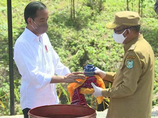 Ritual Kendi Nusantara, Presiden Jokowi Satukan Air dan Tanah yang Dibawa 34 Gubernur se-Indonesia ke Titik Nol IKN