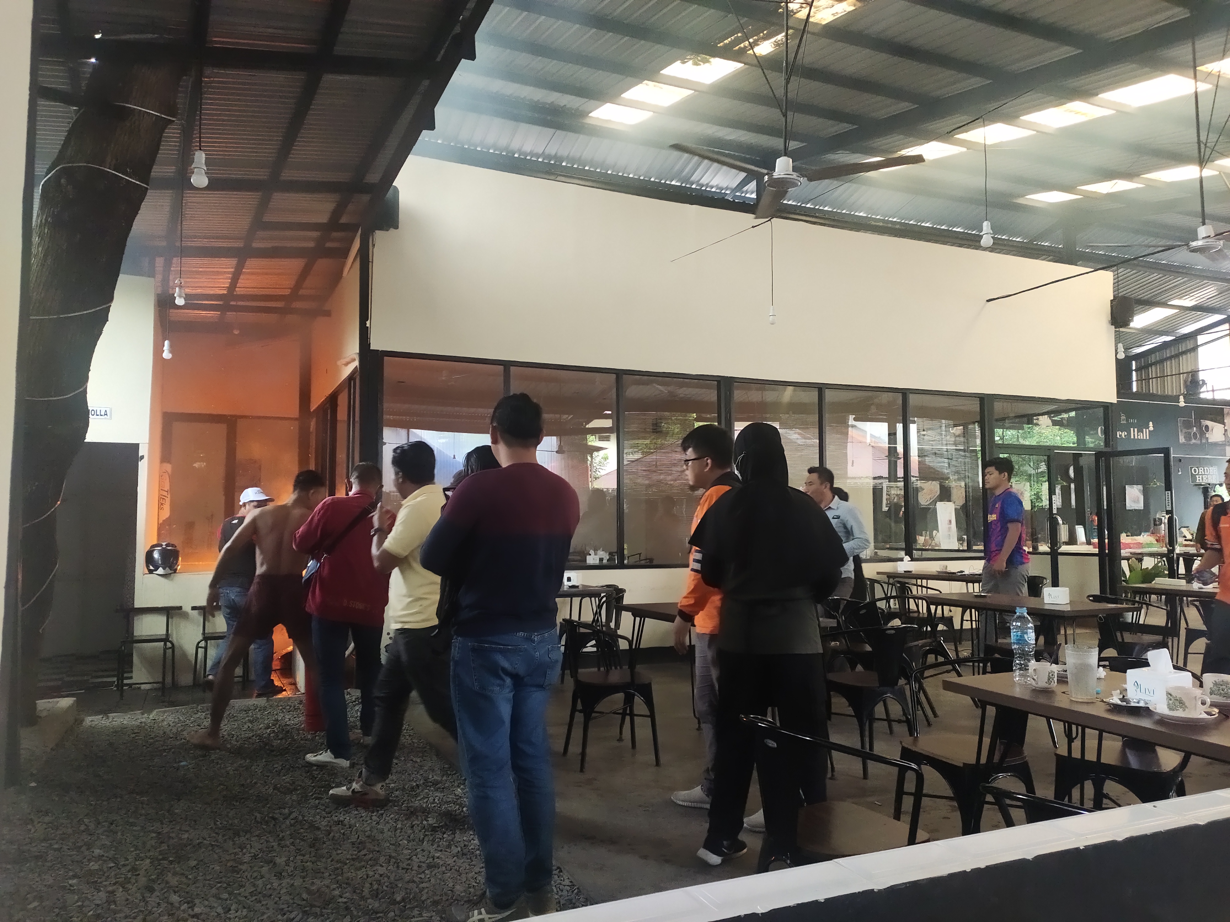 Genset Terbakar, Pengunjung Warkop Coffee Hall Kocar Kacir