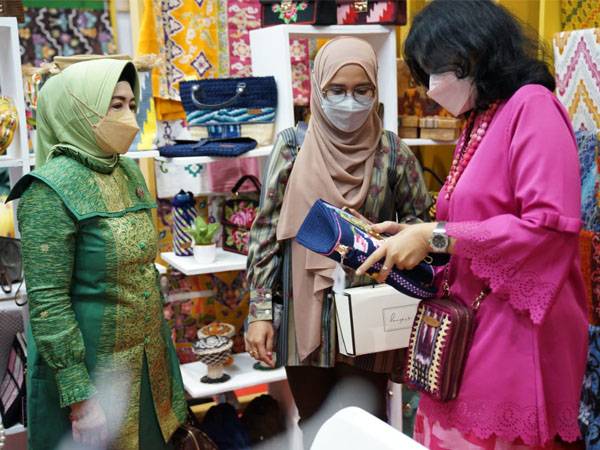 Ika Sartika Tambunan, Perajin Pontianak Bangga Produknya Banyak Diminati Pengunjung INACRAFT 2022