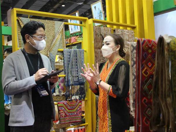 Masuk Nominasi INACRAFT Award 2022, Tenun Sidan Khas Kapuas Hulu Curi Perhatian Dewan Juri