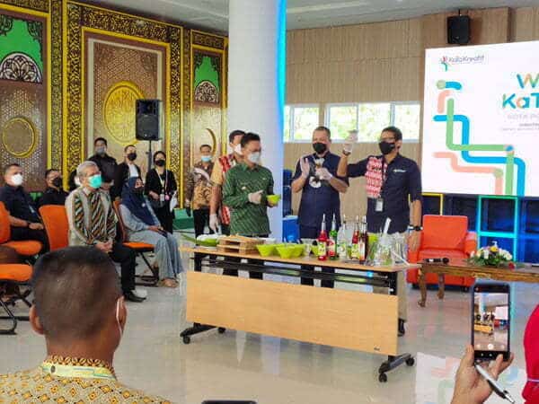 Lomba Buat Es Lidah Buaya, Mas Menteri Sandiaga Uno Juara 1, Wako Edi Kamtono Juara 2