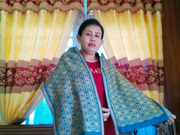 Mengenal Mila Rosita, Perajin Kain Tenun Sidan yang Dikenakan Sandiaga Uno