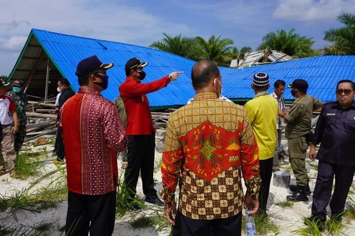 Ponpes Al-Hidayah Roboh Diterjang Angin Kencang, Bupati Kapuas Hulu Fransiskus Diaan Meluncur ke TKP