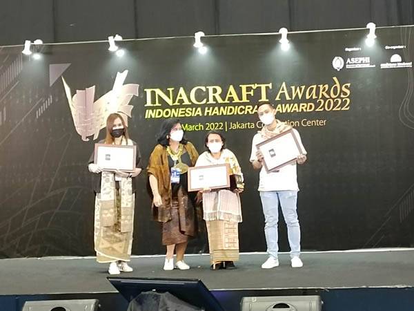Raih Best of The Best INACRAFT Award 2022, Tenun Sidan Kapuas Hulu Juara 1 Kategori Tekstil