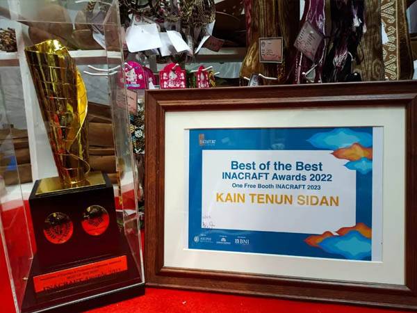 Tenun Sidan Kapuas Hulu Juara 1 di INACRAFT Award 2022