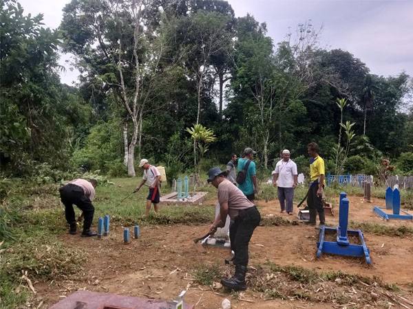 Tradisi Gotong Royong Jelang Ramadhan, Polisi dan Warga di Tumbang Titi Bersihkan TPU