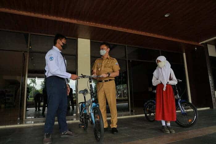 Wali Kota Pontianak Edi Rusdi Kamtono Bagi-bagi Sepeda, Ini Pelajar yang Beruntung...