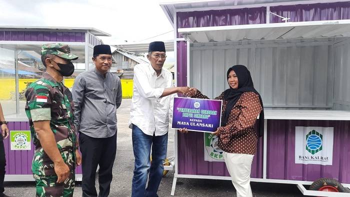 BKPUI Sintang Berikan Bantuan 3 Gerobak untuk UMKM, Jarot Winarno: Mereka Perlu Dibantu