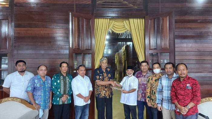 Jarot Winarno Serahkan Hasil Verifikasi Administrasi Calon Wakil Bupati Sintang, PPP Masih Belum Mau Tandatangan