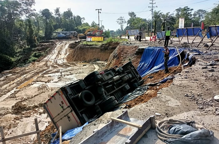 Mobil Boks Mitshubisi Terguling di Depan Taman Makam Pahlawan, Polisi: Pandanga Sopir Terbatas